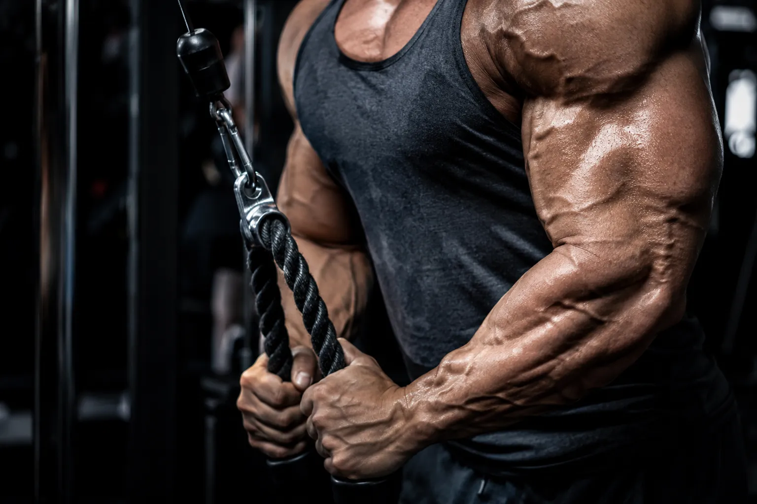 Athlète en pleine séance intense avec une forte congestion musculaire